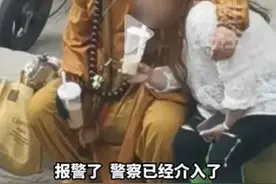 和尚当街搂抱女子，挑战公序良俗，无耻、碍眼！图片