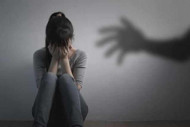 女子被快递员摁在墙上强奸，越反抗越用力，女子哭诉：我腿都软了
