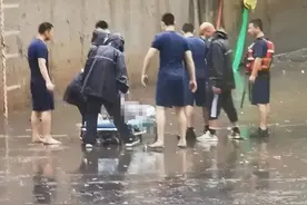 女子执意骑车过积水涵洞，不幸溺亡！图片