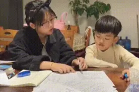 这就是亲姐弟的血脉压制，不然弟弟翻上天了，长大也怕姐姐的迷弟图片