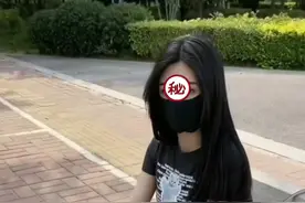 男子偷拍女子路边脱鞋，被其发现后追打，男子一个动作让对方听话图片