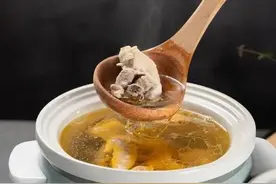 保姆阿姨做菜，试菜不注意卫生，被雇主辞退图片