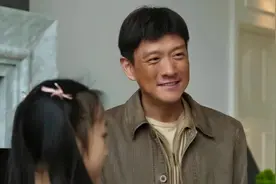 “老默”冯兵回淄博老家，用露天土灶烧柴火炖鱼，环境简陋似毛坯图片