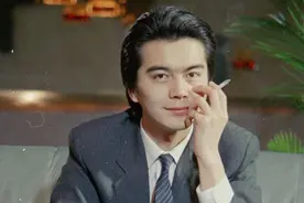 演员许亚军：四段婚姻两个儿子，妻子越换越年轻，事业越来越成功图片