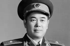 1985年福州军区被裁，司令江拥辉没有去处，遂说：给我接军委总机图片