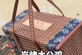 青龙河好吃的小店越来越多了！三个人在路边干完了一只大公鸡，亲测干净好吃！🐔 #炭烤大公鸡 #临沂外卖 #临沂 #抖音美食推荐官 #临沂美食视频封面