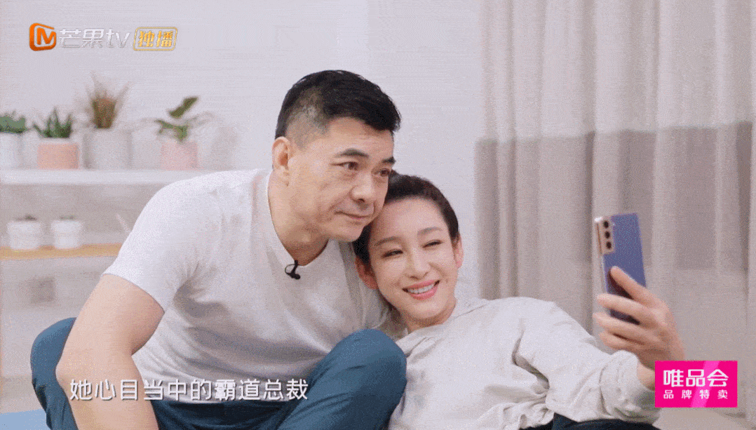 学刀马旦出身，和章子怡梅婷是同学，处女作成禁片，她却拿了影后
