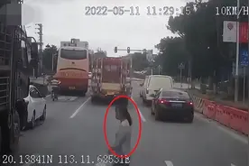 女子趁货车等红灯钻进车底遭碾压身亡，律师解读司机是否需担责图片