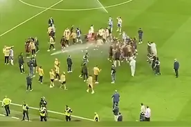 球场开启魔法攻击，巴萨庆祝遭遇洒水驱离？！图片