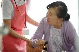 保姆照顾96岁的老人，老人离世，保姆做了一件事，雇主给她发红包图片