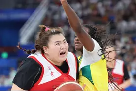 “女版奥尼尔”刘禹彤：制霸内线，让对手现场崩溃，私下是萌妹子图片