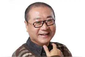 坎坷范伟：母亲早逝后给父亲找老伴，他娶护士为妻却在婚姻中弱势图片