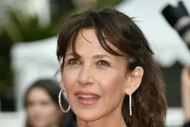 55岁的苏菲·玛索亮相戛纳红毯，满脸褶皱，网友：很老，但很美图片