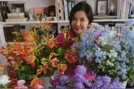 钟楚红62岁生日，收一桌子鲜花心情好，身家上亿丧夫后单身15年图片