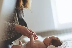 晚上要不要帮宝宝换尿不湿，多久换一次，宝宝多大可以不用换了？图片