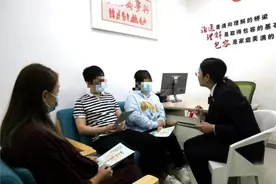 在离婚登记处开设家庭教育辅导站，青山区法院引导离婚夫妻签署《自动履行承诺书》图片