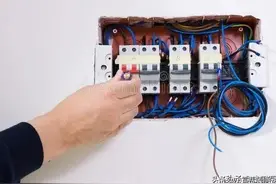 家里有一个按钮，每个月都要按一次，切记师傅提醒图片