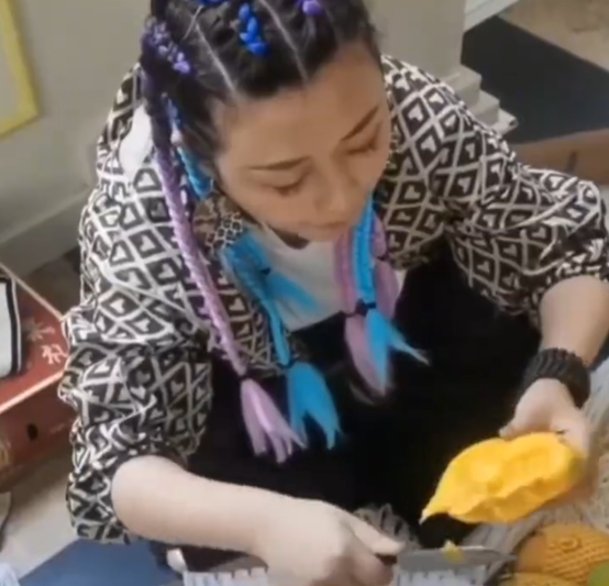 8箱芒果快递费980元 女子当场吃完