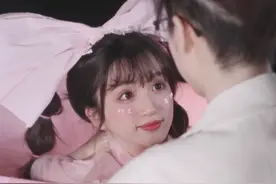 大学封校，美女大学生在宿舍“拍大片”，道具专业，分工明确图片