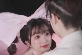 大学封校，美女大学生在宿舍“拍大片”，道具专业，分工明确图片