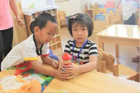 孙子孙女同时考上大学，奶奶给孙子1万给孙女1千，大儿媳生气了图片