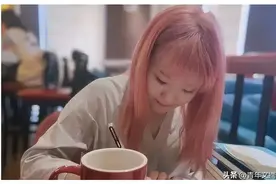 女研究生因染粉红色头发被网暴，霸气回应：一个个告图片