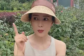 42岁高圆圆逛公园，不戴口罩坐台阶上无人识，皮肤白里透红似少女图片