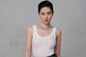刘亦菲VOGUE金九封面曝光，极简又高级，圆润身材刚刚好图片