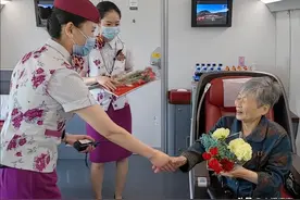 60岁以上的老人有福了，铁路部门规定五大福利，还有银发列车享受图片