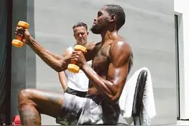 穿衣显瘦，脱衣有肉！库里6块腹肌，看完你还敢叫阿杜“瘦子”？图片