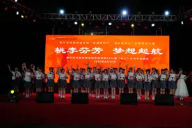南宁市天桃实验学校天桃校区毕业典礼，师生们使出“十八般武艺”，欢呼声一浪高过一浪图片