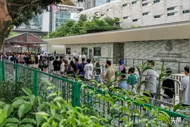 美国驻广州总领事馆现场办理美国签证的人大排长队，这是为什么？图片