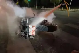深夜一摩托车起火，消防提醒......图片