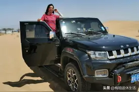 女司机开着越野床车自驾游全国，一个月退休金2000多 ，够不够用？图片