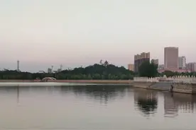 不要和任何人走得太近图片