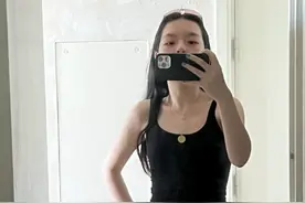 李咏19岁女儿对镜自拍，穿露脐装大方秀身材，亲妈赞其"素颜能打"图片