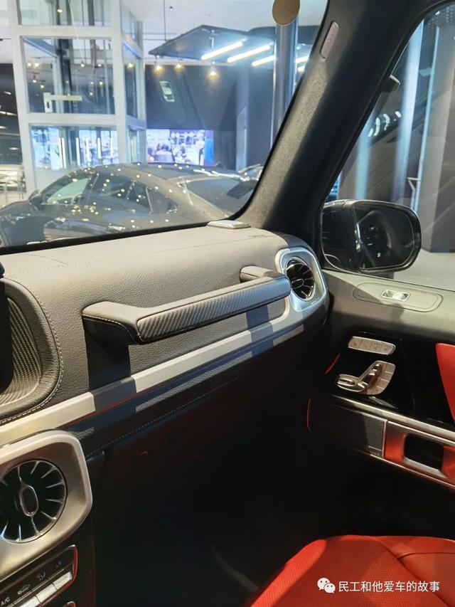 55周年的AMG G55售价要300多万，热辣的红内有点闷骚。