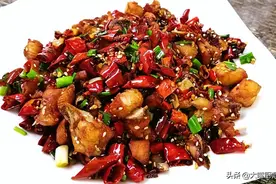 饭店做的辣子鸡为啥好吃？大厨教你一招，出锅外酥里嫩，香辣入味图片