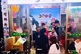 广东广州：外卖小哥取餐让老板叫他靓仔，老板娘偏要叫他“雕毛”图片