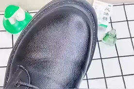分享16个生活小妙招，风油精擦拭皮具，防开裂还能提升亮度图片
