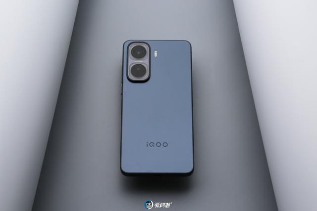 甜点配置，iQOO Neo11评测：2599元起的2K屏骁龙8E+7500mAh电池