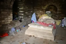 98年南京挖出朱元璋女儿墓，发现竟有活人居住在此，还睡在棺椁上图片