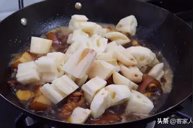 莲藕炖猪脚，这样做味道绝了，广东有名的一道家常美食，香糯好吃图片