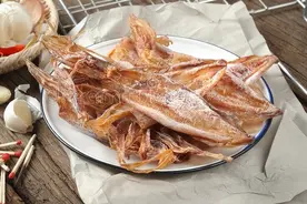 泡发鱿鱼，别再用碱水了，海边人教你简单方法，营养鲜味不流失图片