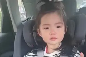 2岁女儿不舍爸爸出门上班，妈妈柔声细语安慰，网友：妈妈好温柔图片