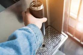 壹邦小知识：保温杯发霉烫了还能用吗？保温杯有点生锈了还能用吗图片
