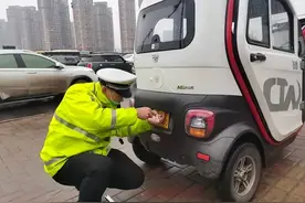 今天告诉你，老年代步车有合法身份后，上路要牌照、驾照吗？图片