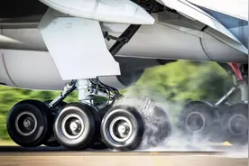 飞机在地上跑，轮子有动力吗？前进后退拐弯靠什么驱动？图片