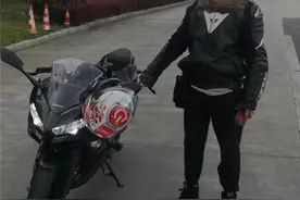 遵义一男子高速路上骑摩托 时速飙到189公里，交警在收费站将其拦下……图片