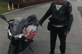 遵义一男子高速路上骑摩托 时速飙到189公里，交警在收费站将其拦下……图片
